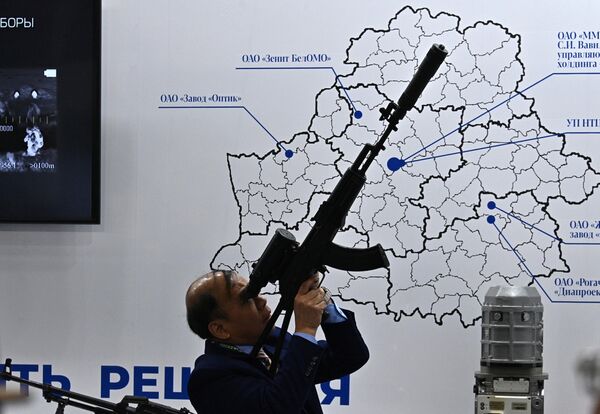 زائر يتفقد بندقية في المعرض الدولي الحادي عشر للأسلحة والمعدات العسكرية &quot;MILEX-2023&quot; في مينسك، بيلاروسيا. - سبوتنيك عربي