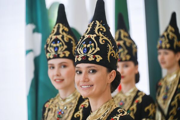 نساء يرتدين الزي التقليدي في قازان خلال المنتدى الاقتصادي الدولي &quot;روسيا - العالم الإسلامي: منتدى قازان&quot;. - سبوتنيك عربي