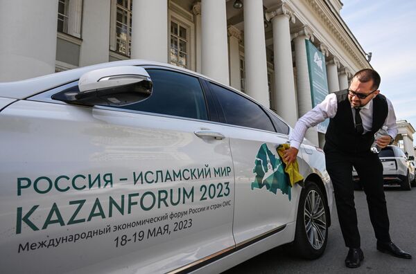 سيارة تحمل شعار المنتدى الاقتصادي الدولي الرابع عشر روسيا - العالم الإسلامي: منتدى قازان - سبوتنيك عربي