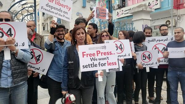 الصحفيون في تونس ينظمن وقفة احتجاجية ضد المحاكمات التي يتعرضون لها - سبوتنيك عربي