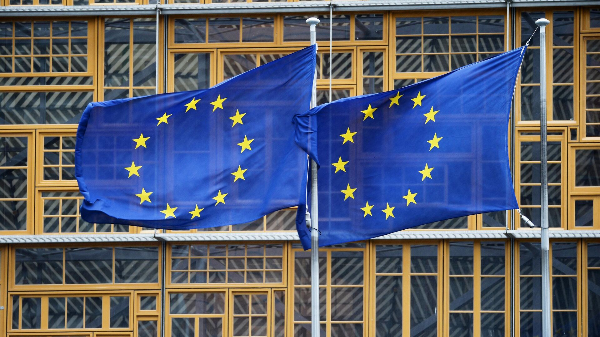 أعلام الاتحاد الأوروبي خارج مقر البرلمان الأوروبي في بروكسل. - سبوتنيك عربي, 1920, 17.09.2023
