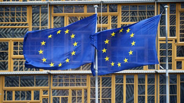 أعلام الاتحاد الأوروبي خارج مقر البرلمان الأوروبي في بروكسل. - سبوتنيك عربي