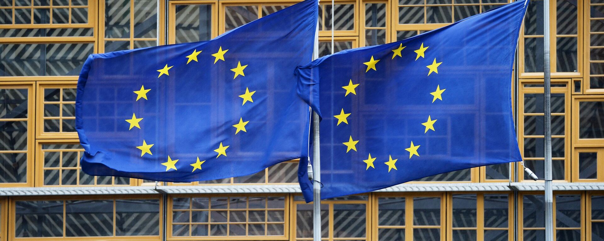 أعلام الاتحاد الأوروبي خارج مقر البرلمان الأوروبي في بروكسل. - سبوتنيك عربي, 1920, 18.09.2023