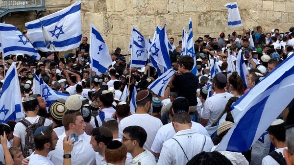 مسيرة الأعلام الإسرائيلية تقتحم منطقة باب العامود في القدس - سبوتنيك عربي