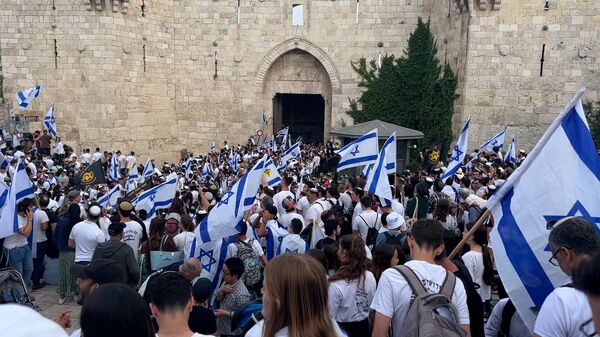 مسيرة الأعلام الإسرائيلية تقتحم منطقة باب العامود في القدس - سبوتنيك عربي