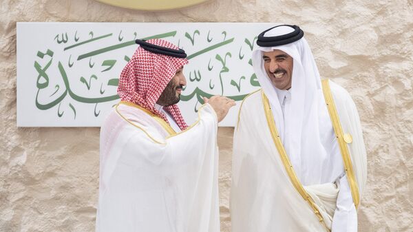 أمير قطر الشيخ تميم بن حمد وولي العهد السعودي محمد بن سلمان يتصافحان خلال القمة العربية الـ32 في جدة - سبوتنيك عربي