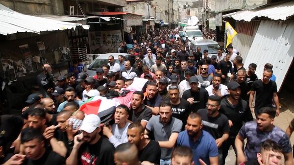 آلاف الفلسطينيين يشيعون قتلى نابلس وسط غضب عارم  - سبوتنيك عربي