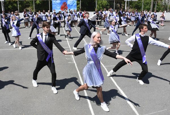 خريجون يرقصون في مهرجان &quot;الجرس الأخير&quot; في ساحة مدرسة &quot;رقم 2&quot; في فلاديفوستوك، روسيا - سبوتنيك عربي