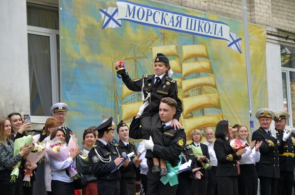 خريجو المدرسة البحرية في حفل &quot;الجرس الأخير&quot; في سان بطرسبورغ، روسيا - سبوتنيك عربي