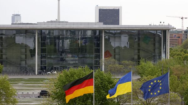 علم الاتحاد الأوروبي وبجواره أعلام أوكرانيا وألمانيا في برلين - سبوتنيك عربي