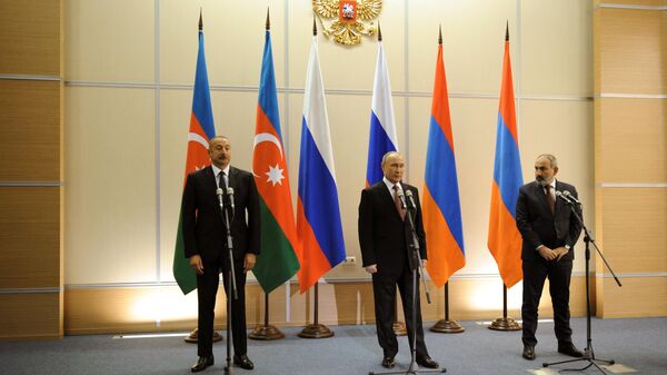 الرئيس الروسي فلاديمير بوتين والرئيس الأذربيجاني إلهام علييف (يسار) ورئيس الوزراء الأرمني نيكول باشينيان (يمين) خلال بيان مشترك حول نتائج المحادثات الثلاثية في سوتشي. - سبوتنيك عربي