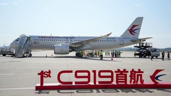 أول طائرة صينية محلية الصنع سي 919 في مطار شنغهاي قبل انطلاق رحلتها التجارية الأولى، 27 مايو/ أيار 2023 - سبوتنيك عربي