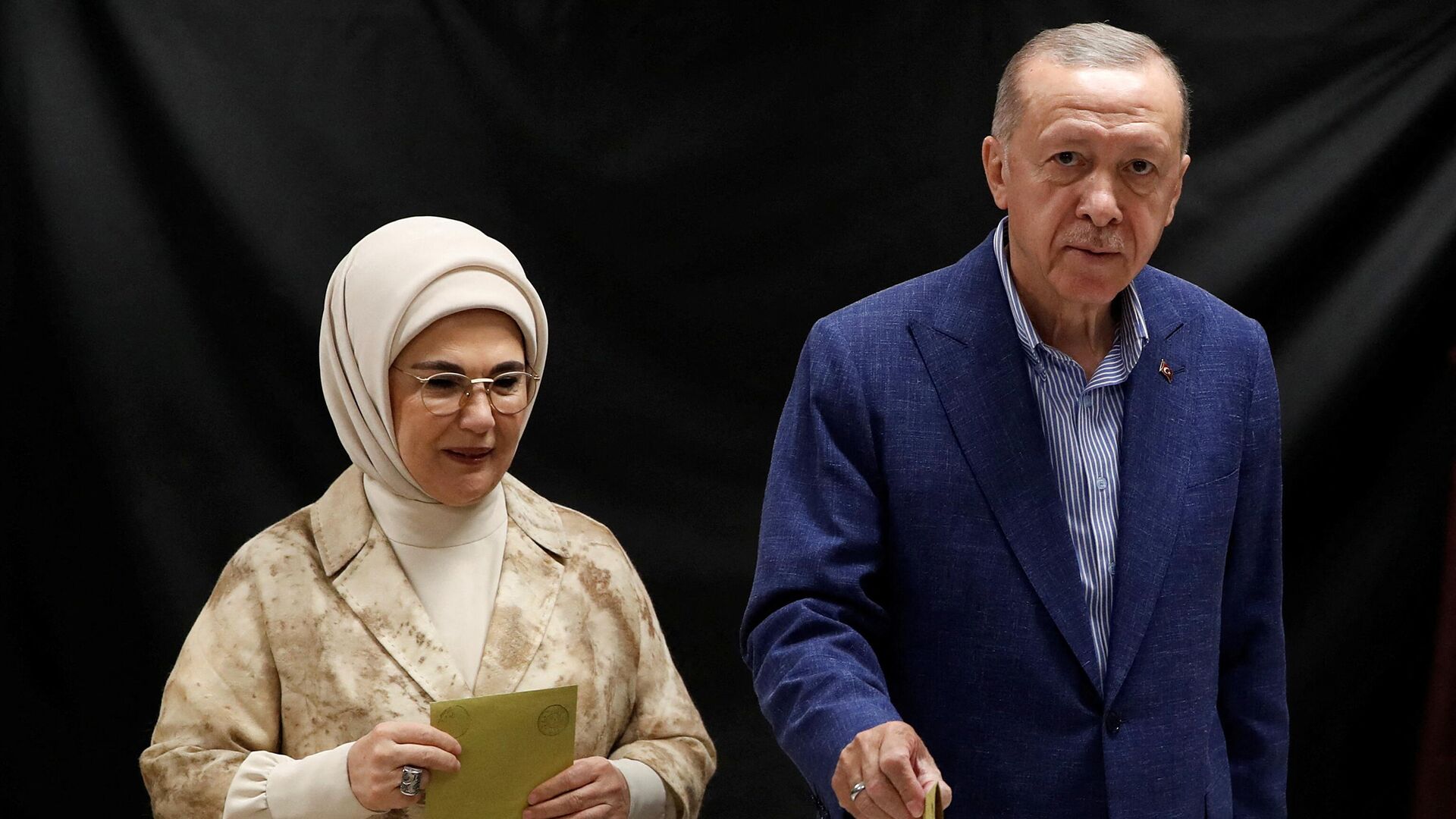 الرئيس التركي، رجب طيب أردوغان، وقرينته أمينة أردوغان، يدليان بصوتيهما في جولة الإعادة للانتخابات الرئاسية التركية، اسطنبول، 28 مايو/ أيار 2023 - سبوتنيك عربي, 1920, 28.05.2023