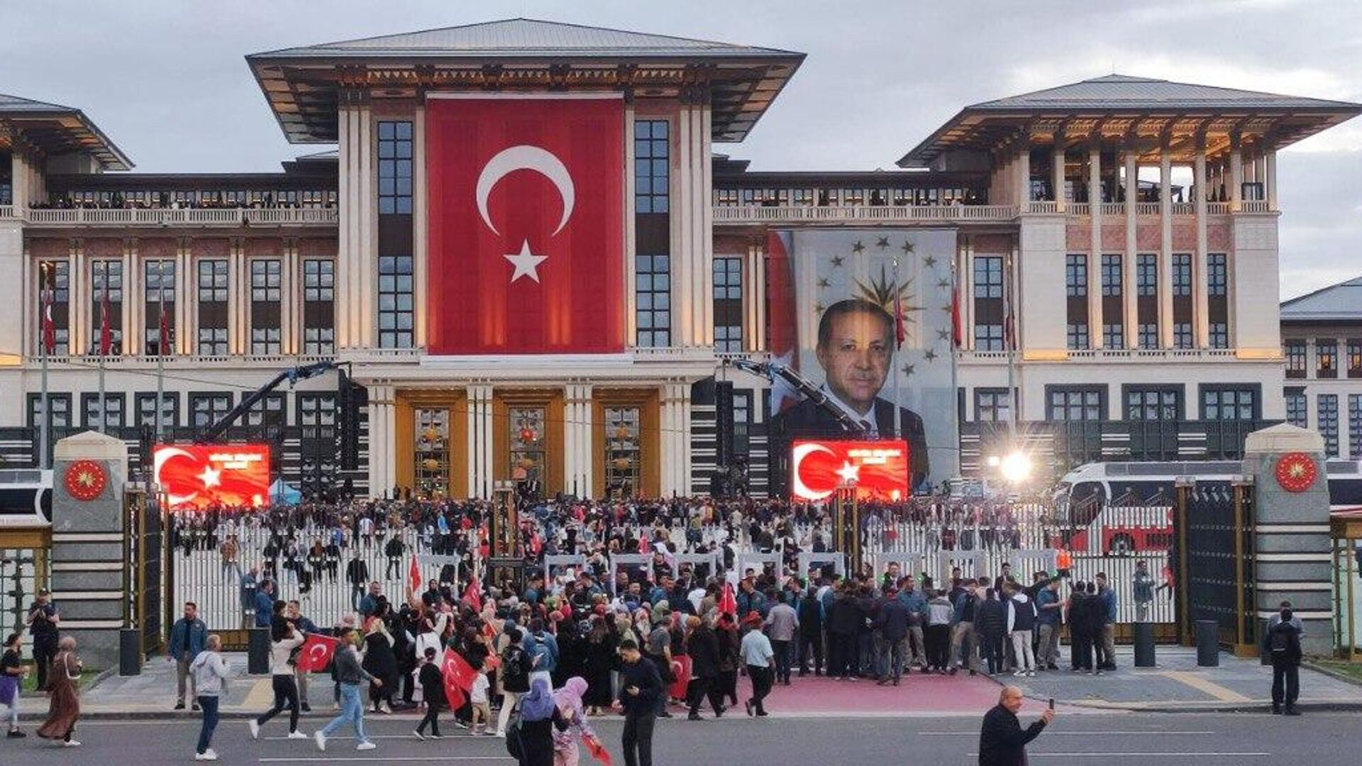 أنصار الرئيس التركي رجب طيب أردوغان بتجمعون أمام القصر الرئاسي - سبوتنيك عربي, 1920, 28.05.2023