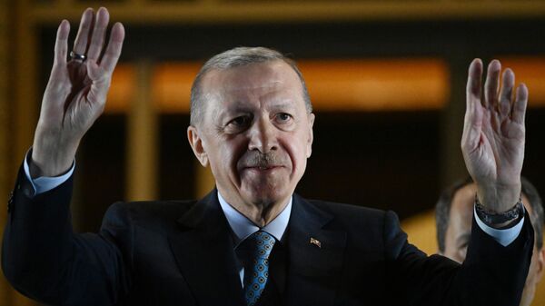 الرئيس التركي رجب طيب أردوغان بعد فوزه بالانتخابات الرئاسية التركية اليوم الأحد 28 مايو 2023

 - سبوتنيك عربي
