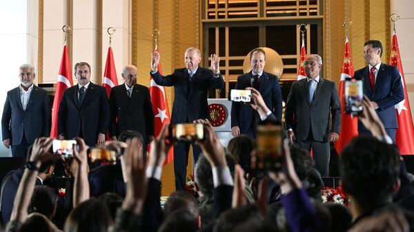 Действующий президент Турции Реджеп Тайип Эрдоган выступает перед сторонниками в Анкаре - سبوتنيك عربي