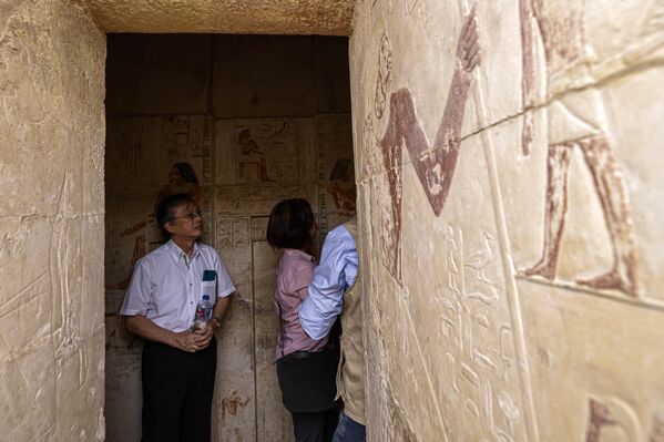 سفير اليابان لدى مصر أوكا هيروشي (يسار) يزور مقبرة قديمة اكتشفت حديثًا في مقبرة سقارة جنوب القاهرة، حيث اكتشف علماء الآثار ورشتي تحنيط بشرية وحيوانية، بالإضافة إلى مقبرتين، في 27 مايو 2023. - سبوتنيك عربي