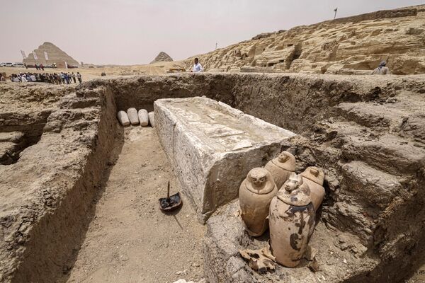 يقوم الزوار بجولة في الموقع في مقبرة سقارة جنوب القاهرة، حيث اكتشف علماء الآثار ورشتي تحنيط بشرية وحيوانية، بالإضافة إلى مقبرتين، في 27 مايو 2023. - سبوتنيك عربي
