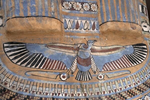 لوحة ملونة على تابوت خشبي قديم تم اكتشافه مؤخرًا في موقع هرم زوسر المدرج في سقارة، على بعد 24 كيلومترًا (15 ميلًا) جنوب غرب القاهرة، مصر،  27 مايو 2023. - سبوتنيك عربي