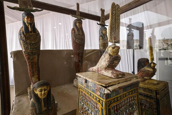 يتم عرض الأشياء المكتشفة حديثًا في مقبرة سقارة حيث اكتشف علماء الآثار ورشتي تحنيط للإنسان والحيوان بالإضافة إلى مقبرتين، جنوب القاهرة، في 27 مايو 2023. - سبوتنيك عربي