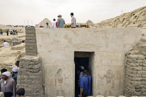 يزور الناس المقبرة القديمة المكتشفة حديثًا في مقبرة سقارة جنوب القاهرة، حيث اكتشف علماء الآثار ورشتي تحنيط للإنسان والحيوان، بالإضافة إلى مقبرتين، في 27 مايو 2023. - سبوتنيك عربي