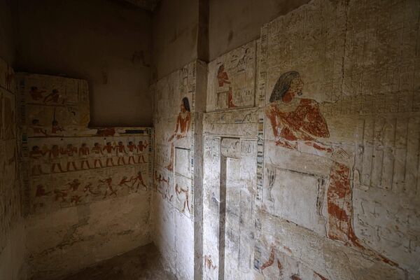 تم تزيين جدران المقبرة القديمة المكتشفة حديثًا بلوحات في مقبرة سقارة جنوب القاهرة، حيث اكتشف علماء الآثار ورشتي تحنيط بشرية وحيوانية، بالإضافة إلى مقبرتين، في 27 مايو 2023. - سبوتنيك عربي