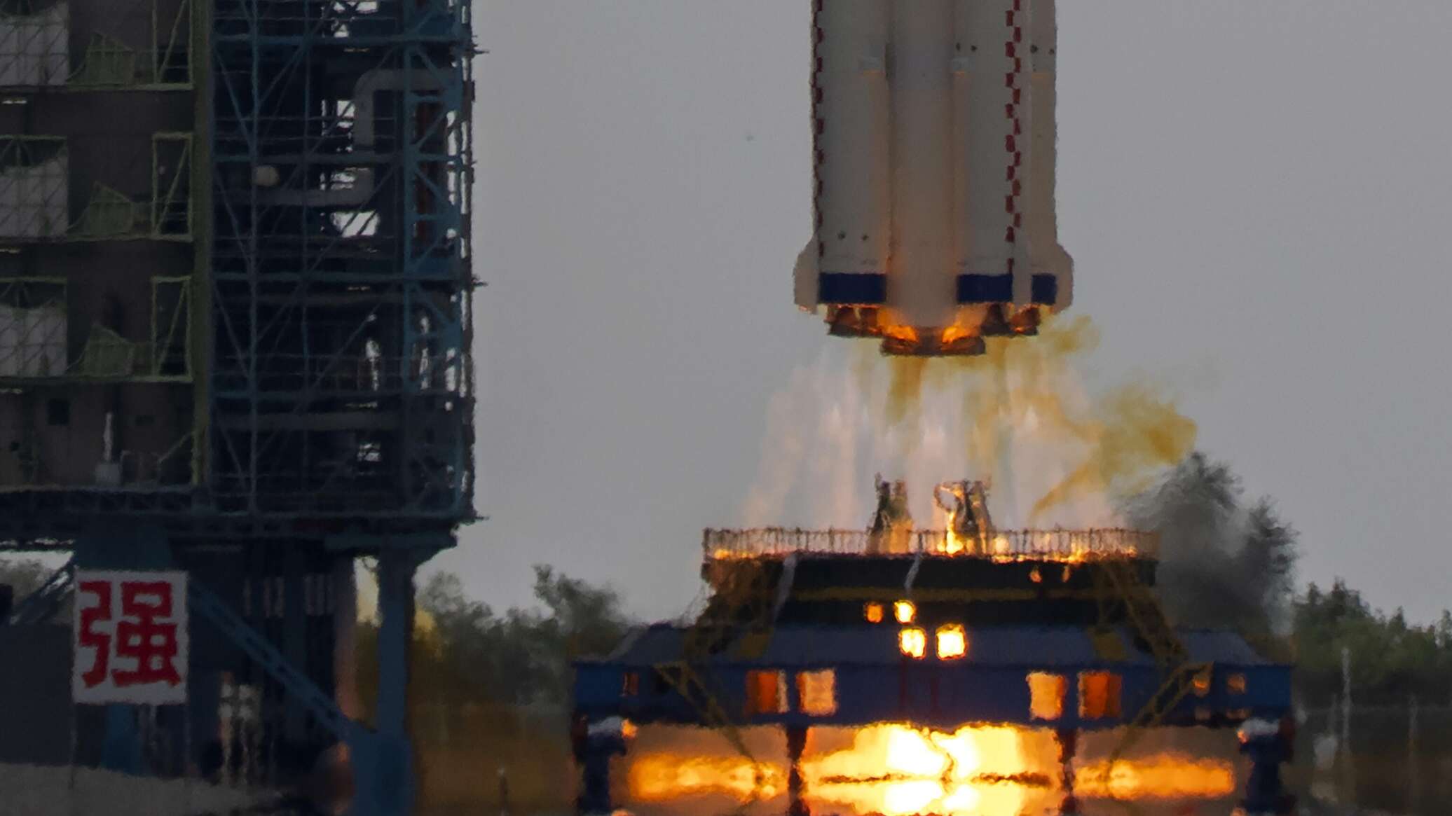 مركبة الفضاء الصينية المأهولة شنتشو-15 تهبط على الأرض بنجاح