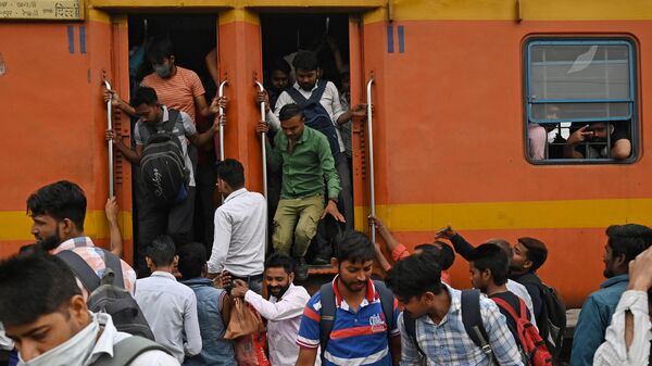 صورة أرشيفية.. قطار مزدحم في ولاية أوتار براديش الهندية،  24 أبريل 2023
 - سبوتنيك عربي