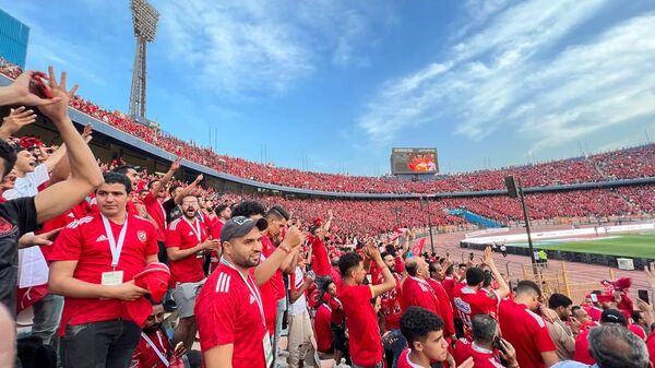 عشرات الالاف من جمهور الاهلي في ستاد القاهرة لمساندة فريقها ضد الوداد المغربي - سبوتنيك عربي