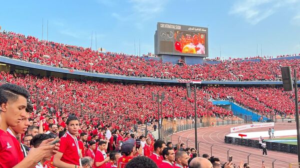 عشرات الالاف من جمهور الاهلي في ستاد القاهرة لمساندة فريقها ضد الوداد المغربي - سبوتنيك عربي