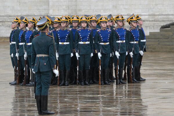 جنود من الفوج الرئاسي خلال العرض الأول هذا العام لفرسان الحرس الرئاسي في ساحة كاتدرائية الكرملين في موسكو، روسيا. - سبوتنيك عربي