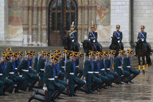 جنود من الفوج الرئاسي خلال العرض الأول هذا العام لفرسان الحرس الرئاسي في ساحة كاتدرائية الكرملين في موسكو، روسيا. - سبوتنيك عربي