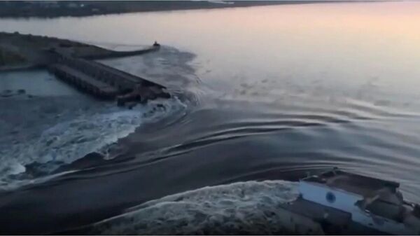  تتدفق المياه عبر سد كاخوفكا، في كاخوفكا، أوكرانيا، 6 يونيو 2023. - سبوتنيك عربي