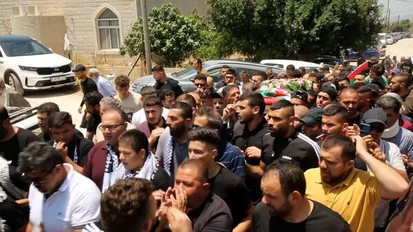 مئات الفلسطينيين يشيعون جثمان الطفل محمد التميمي ومواجهات مع الجيش الاسرائيلي عقب الجنازة - سبوتنيك عربي
