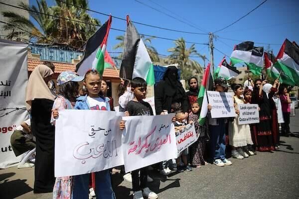 تظاهرات أطفال غزة اعتراضا على قرار وقف برنامج الغذاء العالمي المساعدات عن 200 ألف فلسطيني - سبوتنيك عربي