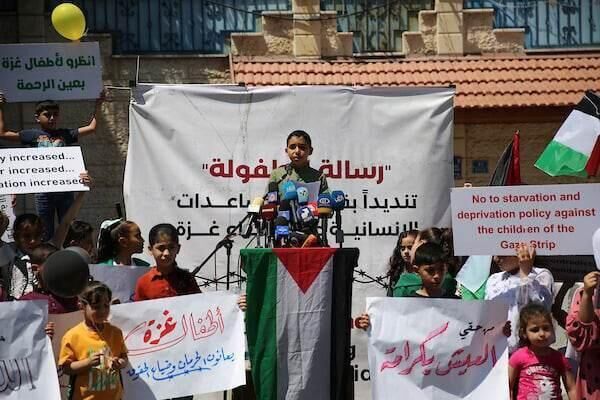 تظاهرات أطفال غزة اعتراضا على قرار وقف برنامج الغذاء العالمي المساعدات عن 200 ألف فلسطيني - سبوتنيك عربي