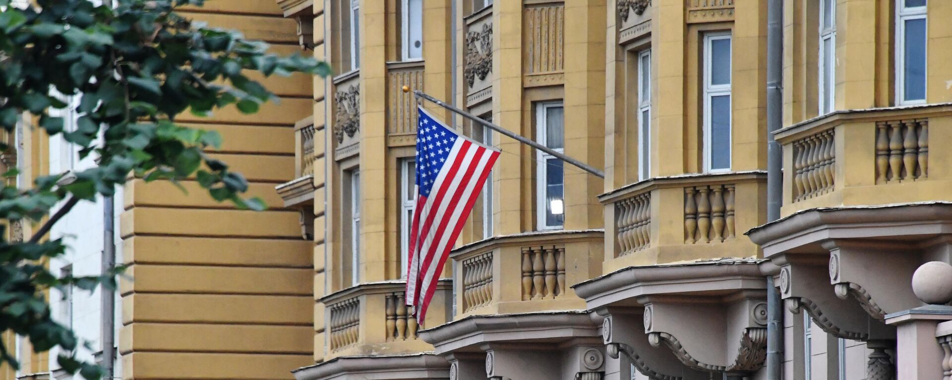 علم على مبنى السفارة الأمريكية في موسكو. - سبوتنيك عربي, 1920, 07.06.2023