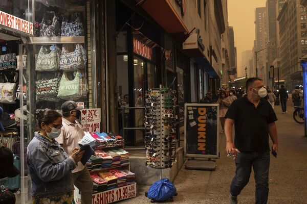 شخص يبيع كمامات خارج متجر للهدايا التذكارية في نيويورك، 7 يونيو 2023. - سبوتنيك عربي