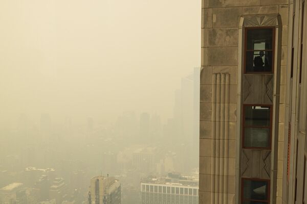 مدينة نيويورك مغطاة بالضباب الدخاني كما تم تصويره من مرصد مبنى إمباير ستيت، في نيويورك، 7 يونيو 2023 - سبوتنيك عربي