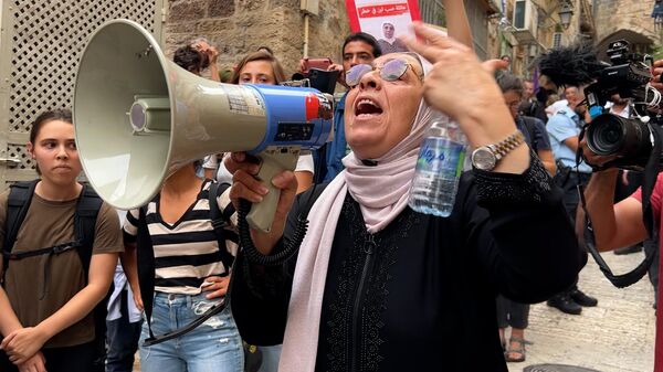 الشرطة الإسرائيلية تعتدي على متضامنين من اليسار الاسرائيلي خلال وقفة احتجاجية ضد امر اخلاء منزل عائلة صب لبن في البلدة القديمة بالقدس - سبوتنيك عربي