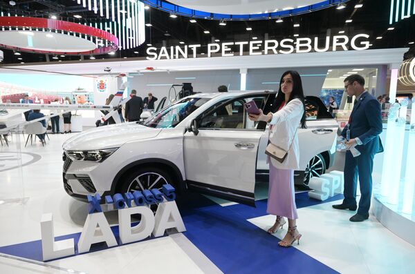 جناح شركة &quot;لادا&quot; الروسية لتصنيع السيارات، وسيارة &quot;Lada X-Cross&quot; في معرض منتدى سان بطرسبورغ الاقتصادي الدولي - سبوتنيك عربي