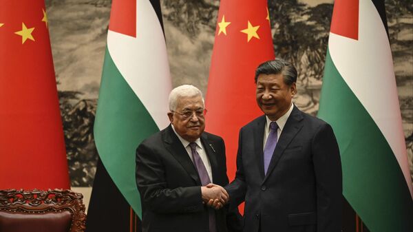 الرئيس الصيني شي جين بينغ ، يمين ، والرئيس الفلسطيني محمود عباس يتصافحان بعد حفل التوقيع في قاعة الشعب الكبرى في بكين يوم الأربعاء 14 يونيو 2023. - سبوتنيك عربي