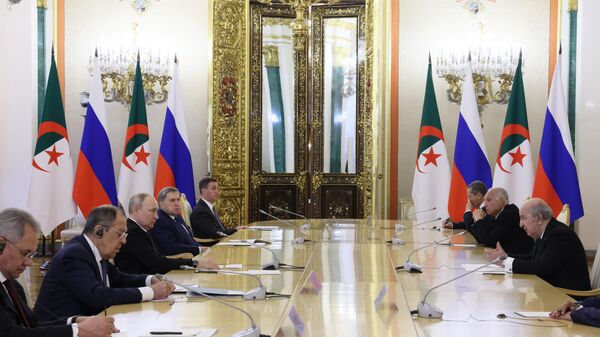 الرئيس الجزائري عبد المجيد تبون والرئيس فلاديمير بوتين خلال زيارته إلى موسكو، روسيا - سبوتنيك عربي