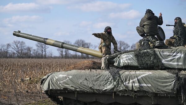 طاقم دبابة تي-90إم بروريفالتابع لقوات الجيش الروسي في منطقة العملية العسكرية الخاصة - سبوتنيك عربي