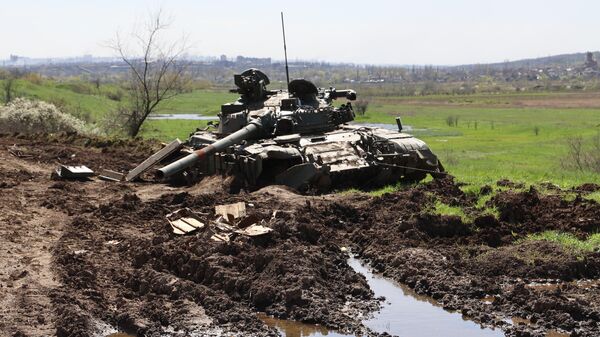 دبابة أوكرانية مدمرة في اتجاه محور أرتيوموفسك - سبوتنيك عربي