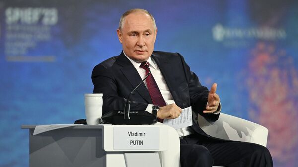 
الرئيس الروسي فلاديمير بوتين في منتدى سانت بطرسبورع الاقتصادي الدولي - سبوتنيك عربي