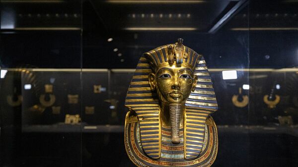 القناع الذهبي للملك الفرعوني، توت عنخ آمون، في المتحف المصري، القاهرة - سبوتنيك عربي