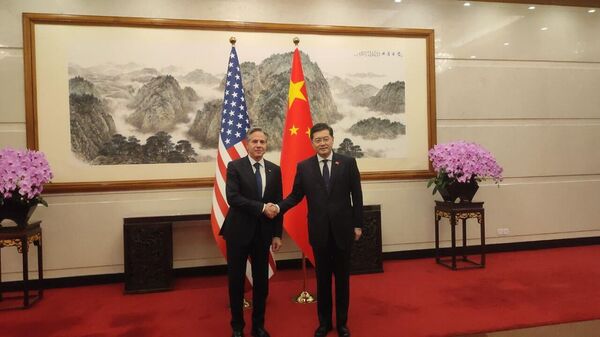 وزير الخارجية الصيني، تشين جانغ، مع نظيره الأمريكي، أنتوني بلينكن - سبوتنيك عربي