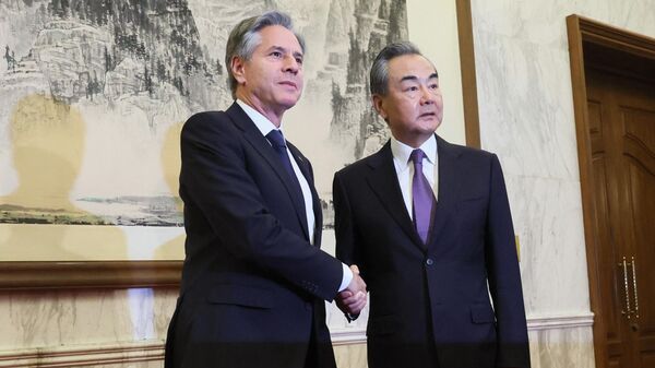 وزير الخارجية الأمريكي أنتوني بلينكين يلتقي مع كبير مسؤولي الشؤون الخارجية بالحزب الشيوعي الصيني وانغ يي في بكين - سبوتنيك عربي