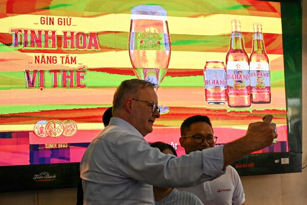 رئيس الوزراء الأسترالي أنتوني ألبانيز (وسط الصورة)، يلتقط صورة سيلفي في مطعم بائع متجول في هانوي، في 3 يونيو 2023. - سبوتنيك عربي